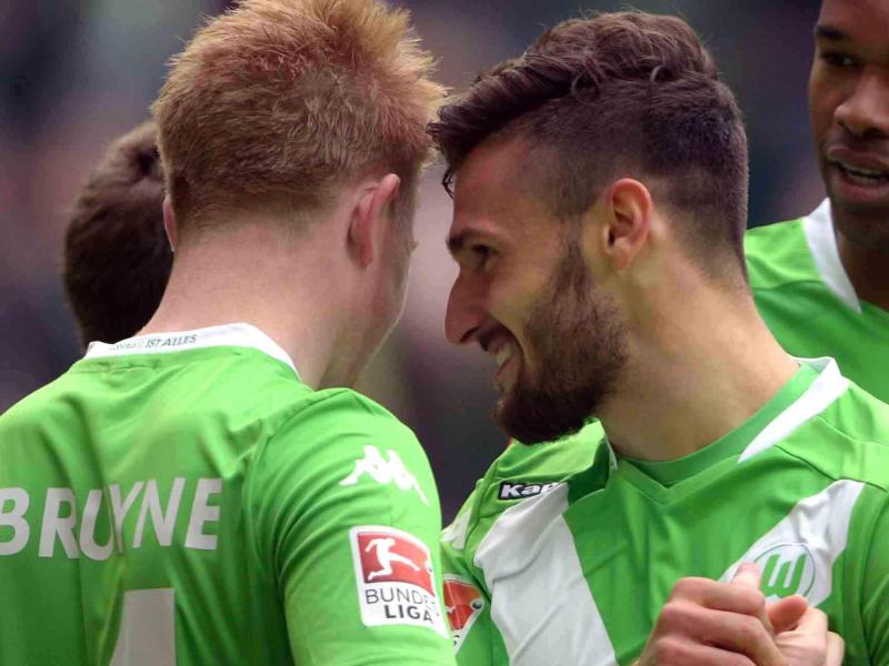 Wolfsburgs Kevin De Bruyne (l.) bereitete den Treffer von Daniel Caligiuri vor
