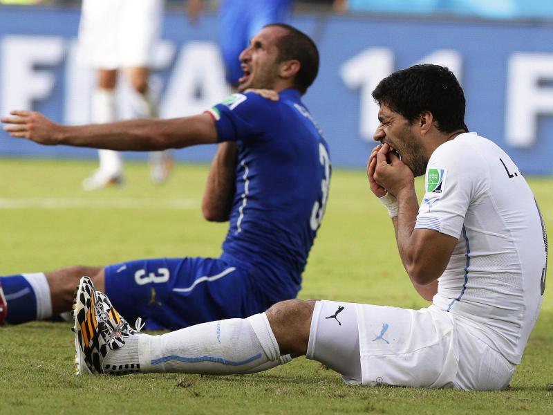 Der Italiener Giorgio Chiellini (l.) war vom Uruguayer Luis Suarez bei der WM 2014 gebissen worden