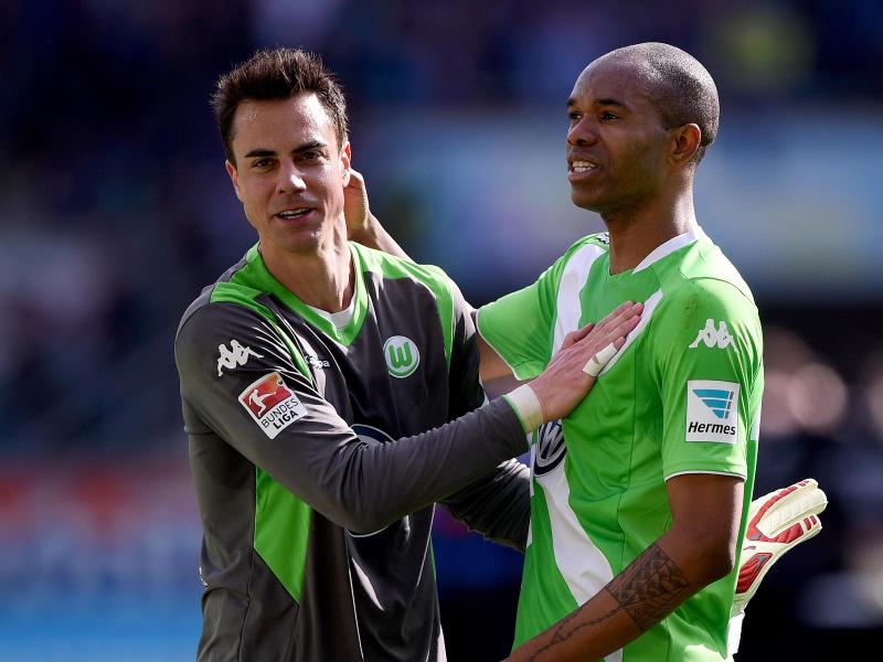 Wolfsburgs Torwart Diego Benaglio (l.) wird geschont