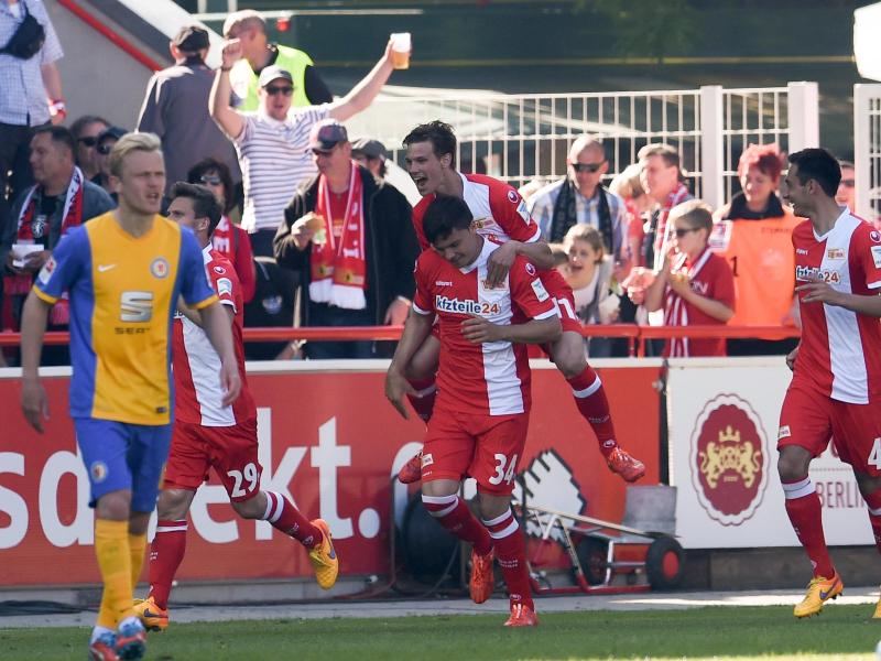 Unions Fabian Schönheim feiert seinen Treffer zum 1:0 mit Maximilian Thiel