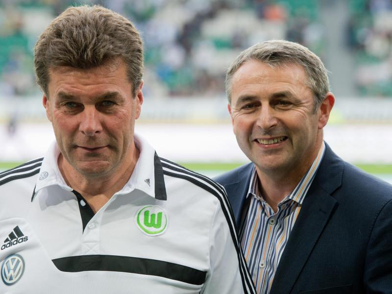 VfL-Trainer Dieter Hecking (l) und Geschäftsführer Klaus Allofs sehen dem Pokalfinale optimistisch entgegen