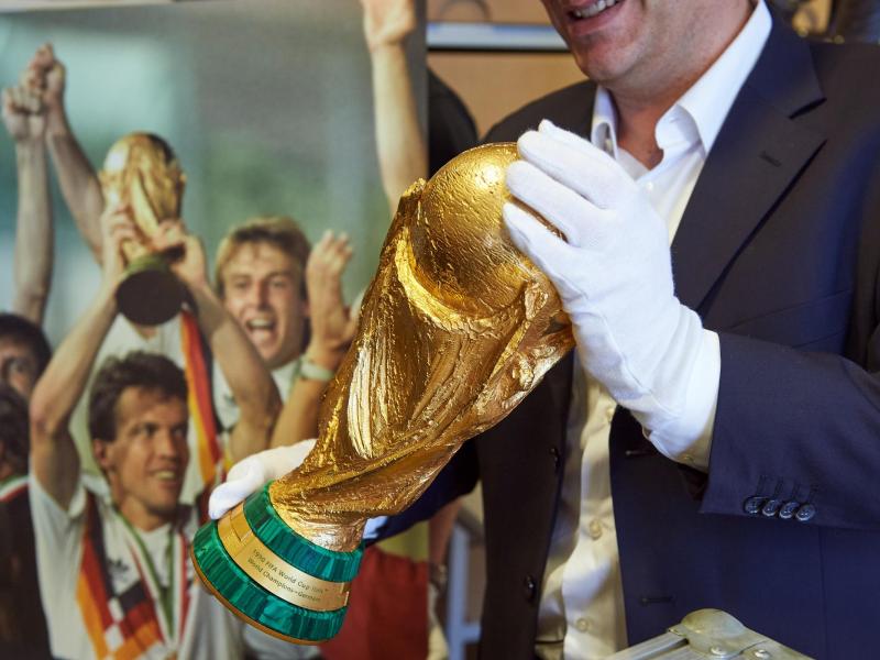 Der WM-Pokal geht auf die Reise. Foto: Bernd Thissen