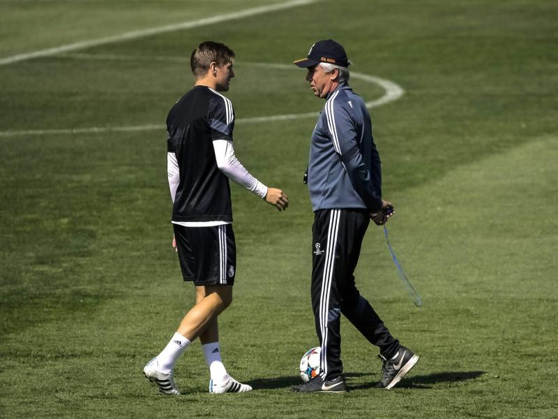 Toni Kroos (l.) bedankt sich bei Trainer Carlo Ancelotti