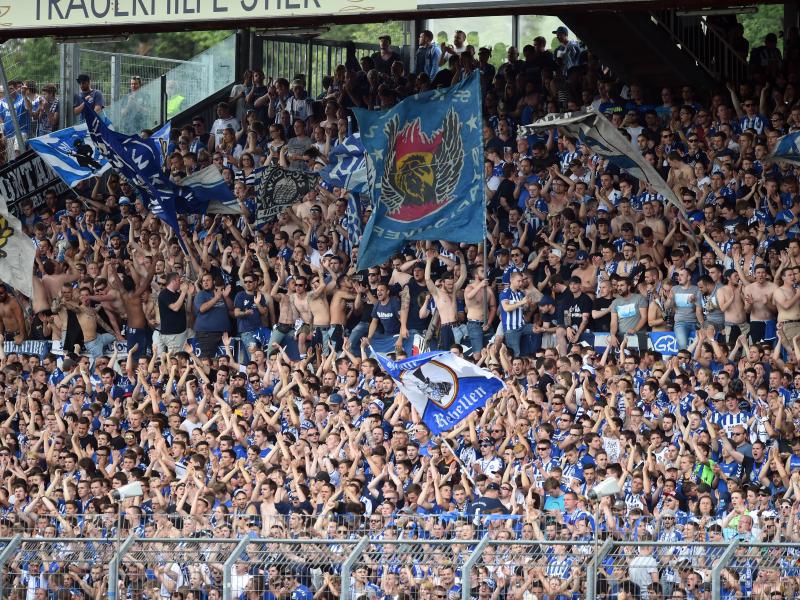 Die Karlsruher Fans fiebern der Relegation entgegen