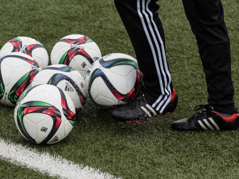 Die deutschen Fußball-Frauen trainieren für die WM auf Kunstrasen Die deutschen Fußball-Frauen trainieren für die WM auf Kunstrasen