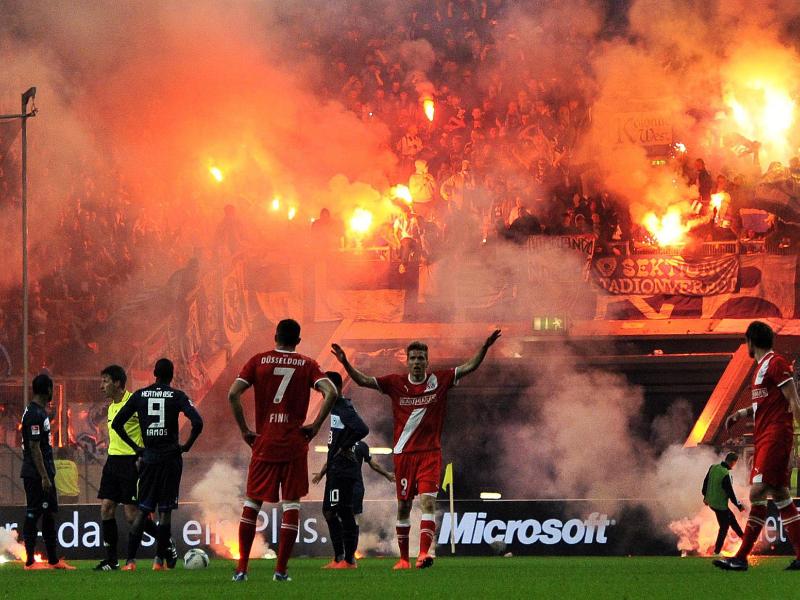 Hertha-Fans zünden beim Relegationsspiel gegen Fortuna Düsseldorf Pyrotechnik