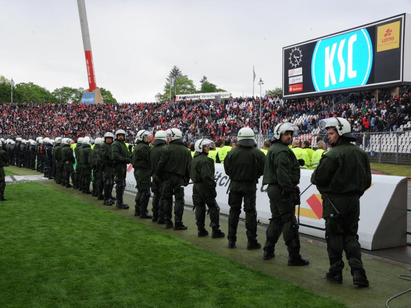 1100 Sicherheitskräfte werden bei der Partie des KSC gegen den HSV im Einsatz sein