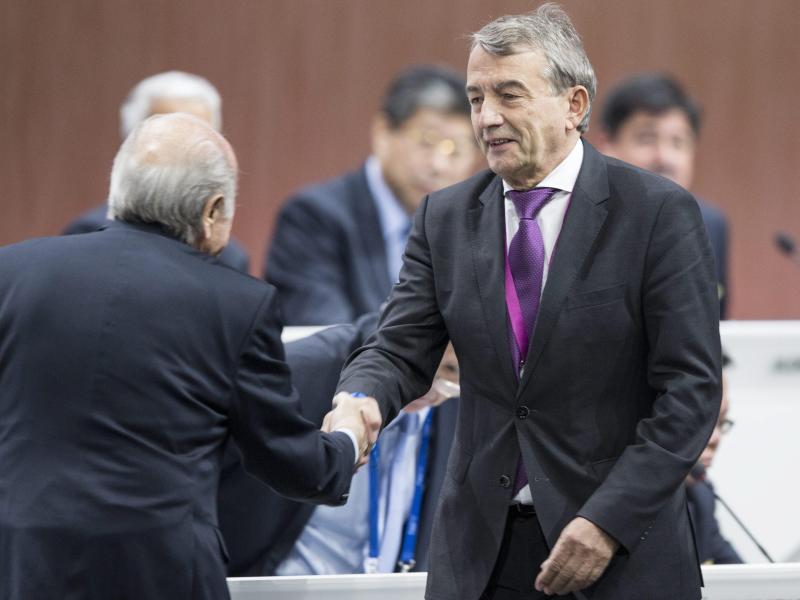 Wolfgang Niersbach gratuliert dem neuen und alten FIFA-Präsidenten
