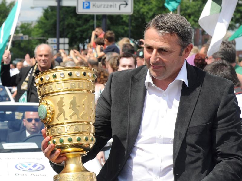 Als Geschäftsführer von Werder Bremen hielt Klaus Allofs 2009 den DFB-Pokal in Händen