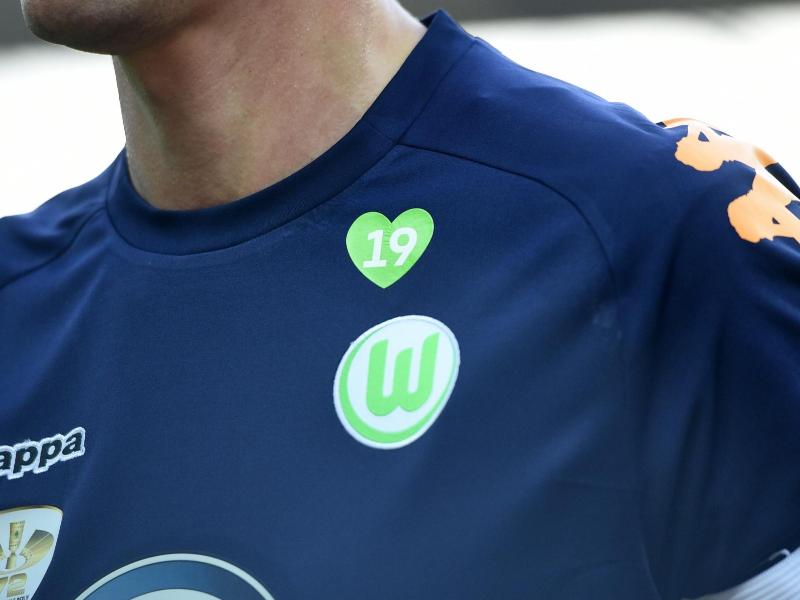 Alle Wolfsburger Spieler trugen auf ihren Trikots ein Herz mit einer 19, der Rückennummer von Junior Malanda auf der Brust