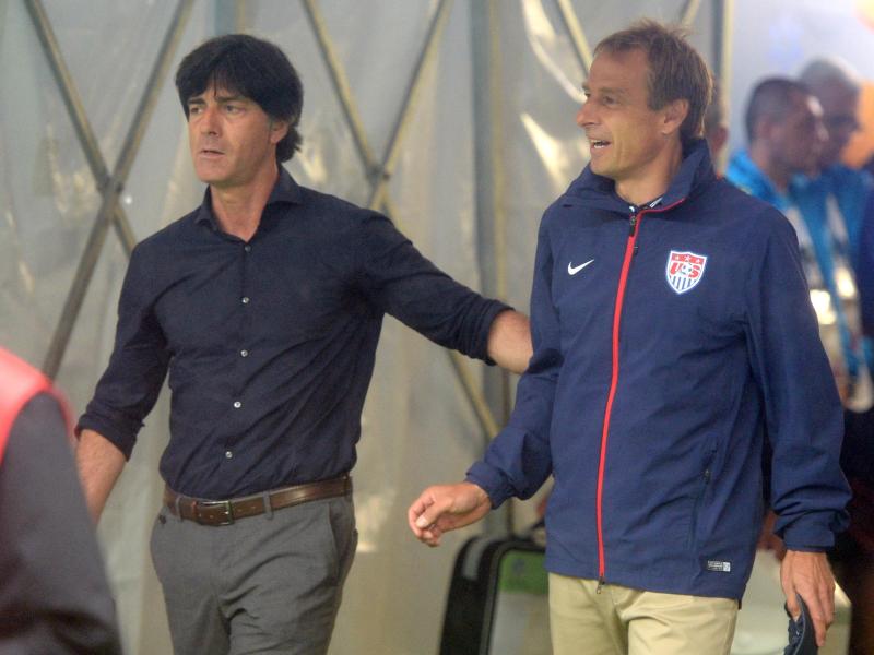 Bundestrainer Joachim Löw (l.) und US-Coach Jürgen Klinsmann sehen sich am 10. Juni in Köln wieder