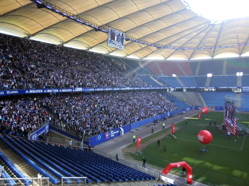 Tausende verfolgen in Hamburg im Stadion des HSV das Relegationsspiel beim Public Viewing