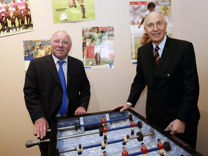 Die beiden HSV-Idole Uwe Seeler (l) und Willi Schulz haben ihrem Verein die Daumen gedrückt. (Foto: 2006)