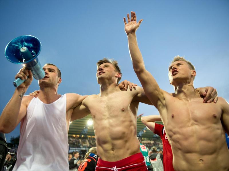 Die Hamburger Pierre-Michel Lasogga, Ivica Olic und Matthias Ostrzolek tanzen durch das Wildpark-Stadion