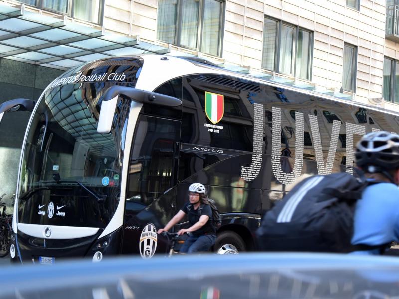 Der Mannschaftsbus von Juventus vor dem Hotel Regent in Berlin-Mitte
