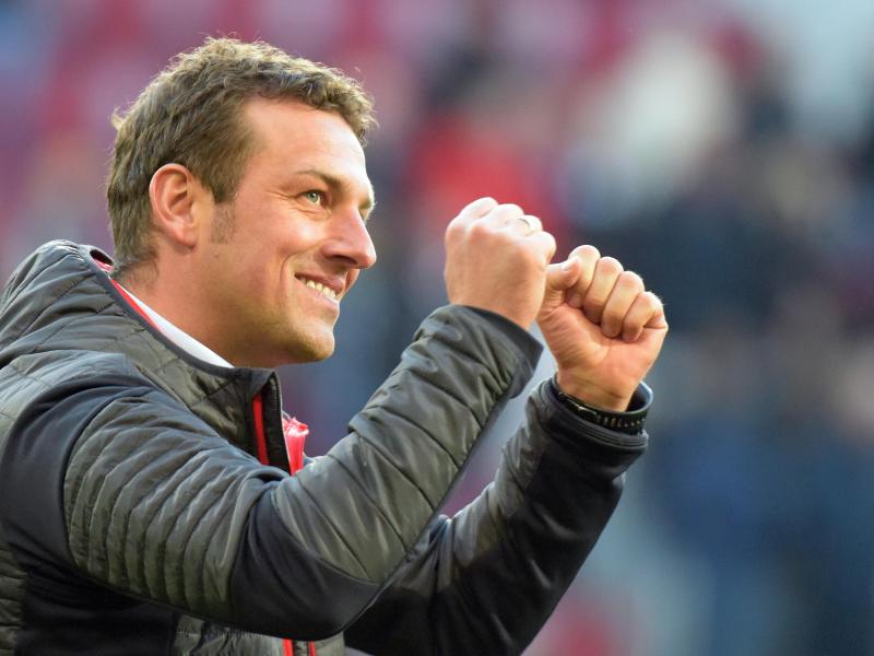 Trainer Markus Weinzierl bleibt dem FC Augsburg treu Trainer Markus Weinzierl bleibt dem FC Augsburg treu