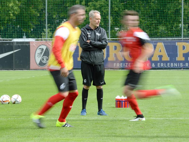 Trainer Christian Streich (M.) verfolgt das Training beim SC Freiburg