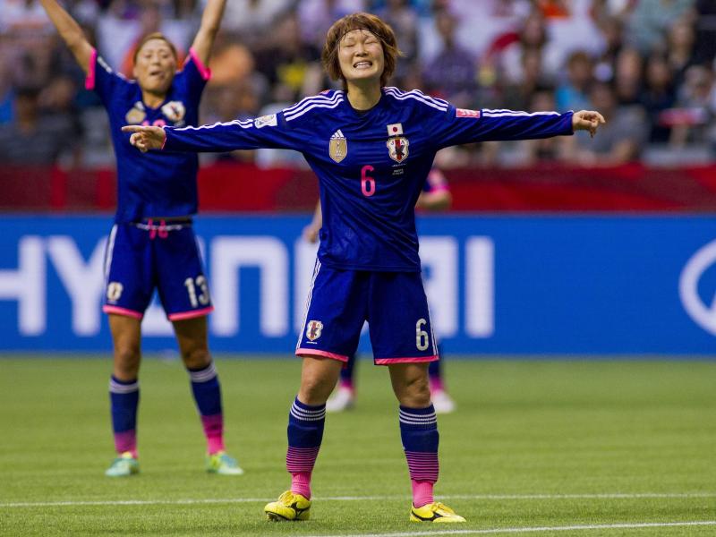 Mizuho Sakaguchi (M.) feiert ihren Treffer zum 2:0 gegen die Niederlande