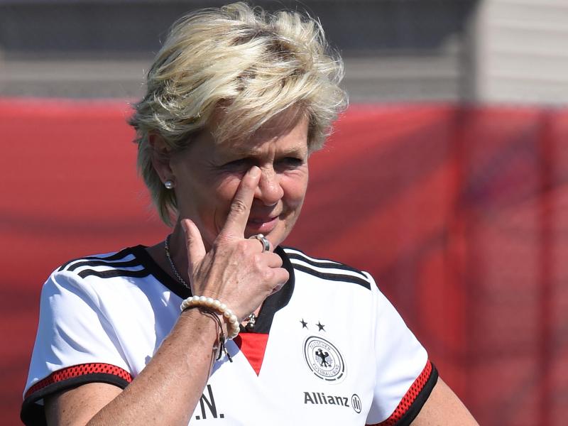 Bundestrainerin Silvia Neid hat zusammen mit Britta Carlson Gegner Frankreich analysiert