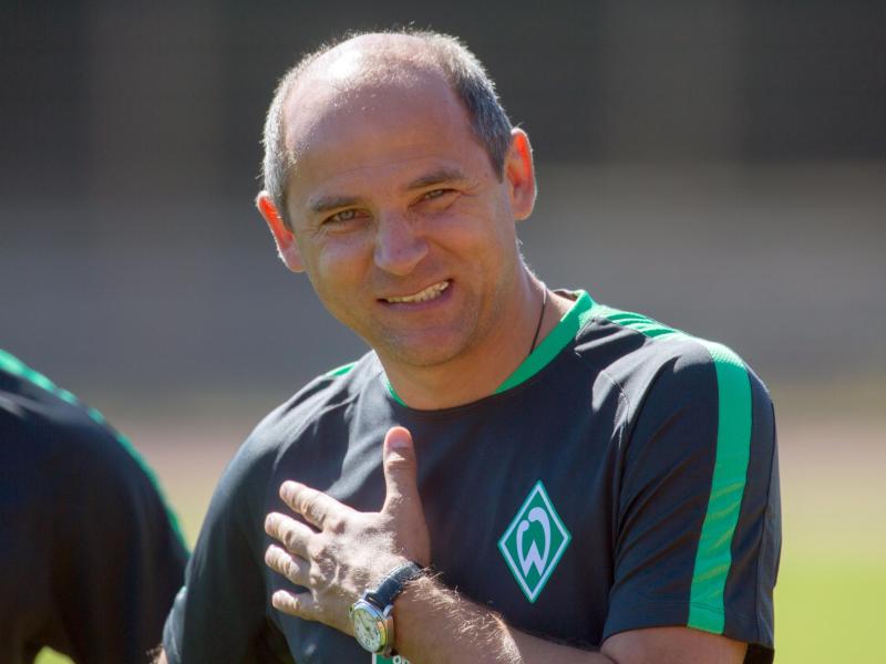 Bremens Trainer Viktor Skripnik flüchtet vor der Hitze
