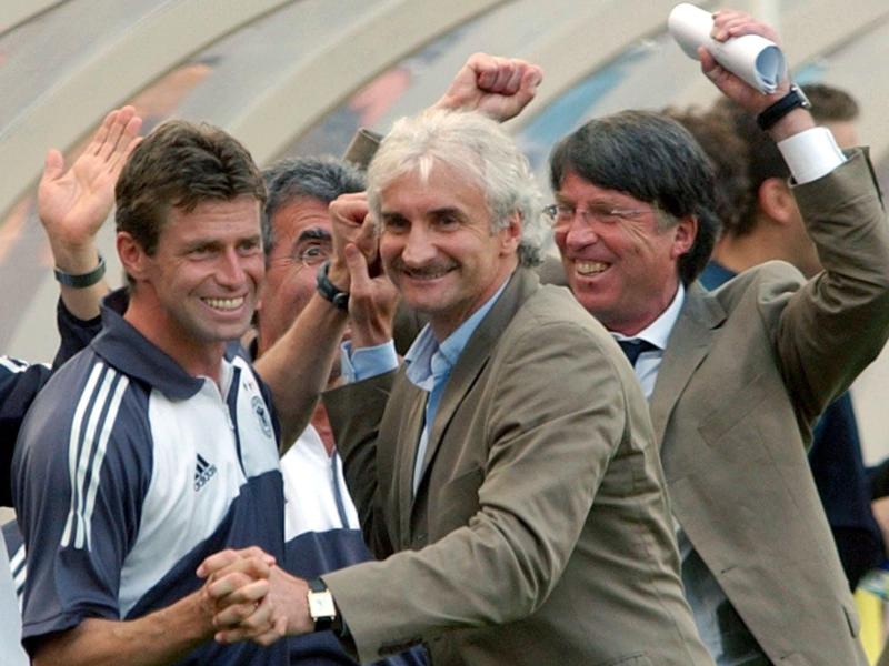 Der ehemalige DFB-Direktor Bernd Pfaff (r.) bei der WM 2002 mit Teamchef Rudi Völler (M.) und Trainer Michael Skibbe