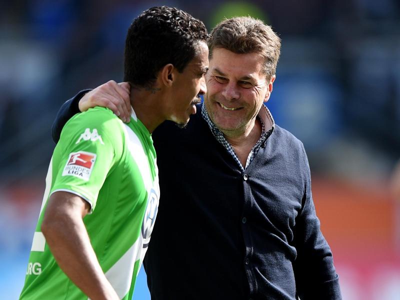 Wolfsburgs Trainer Dieter Hecking (r.) setzt auf Mittelfeldspieler Luiz Gustavo
