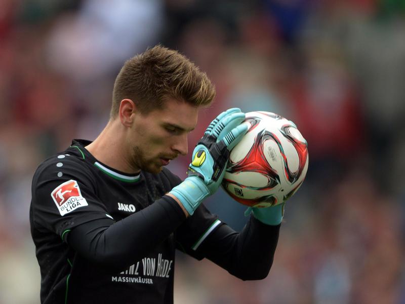 Hannovers Torwart Ron-Robert Zieler will in einer Woche wieder ins Training einsteigen Hannovers Torwart Ron-Robert Zieler will in einer Woche wieder ins Training einsteigen