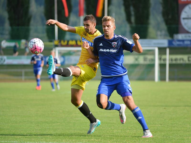Der Ingolstädter Lukas Hinterseer (r) und Danilo Larangeira von Udinese kämpfen um den Ball