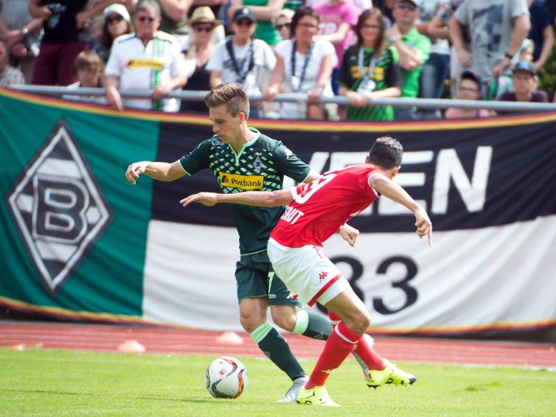 Der Mönchengladbacher Patrick Herrmann (l) hat gegen Damien Dussaut von Standard Lüttich den Ball erkämpft