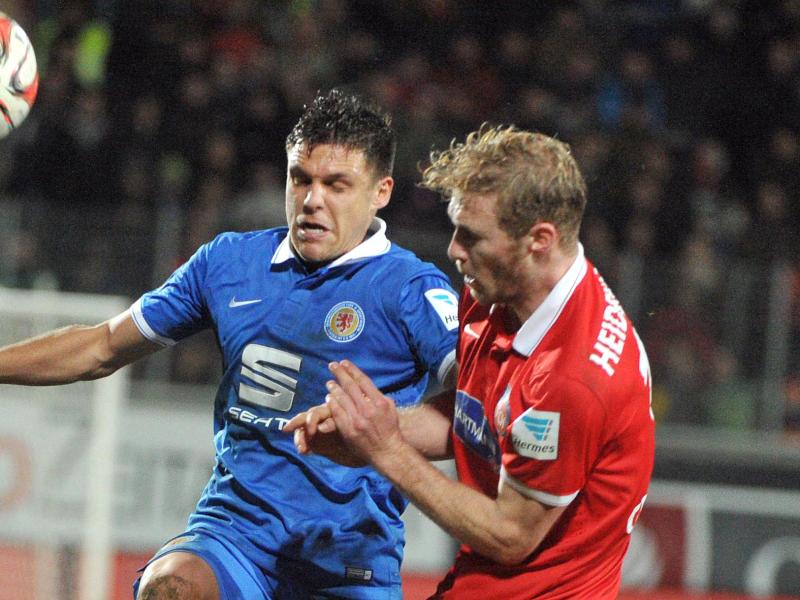 Sebastian Griesbeck (r.) verlängert seinen Vertrag beim 1. FC Heidenheim