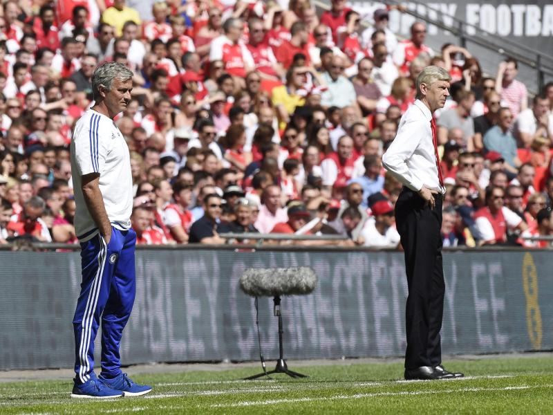 Chelsea-Coach José Mourinho (l.) und Arsenals Trainer Arsène Wenger pflegen eine lange Rivalität