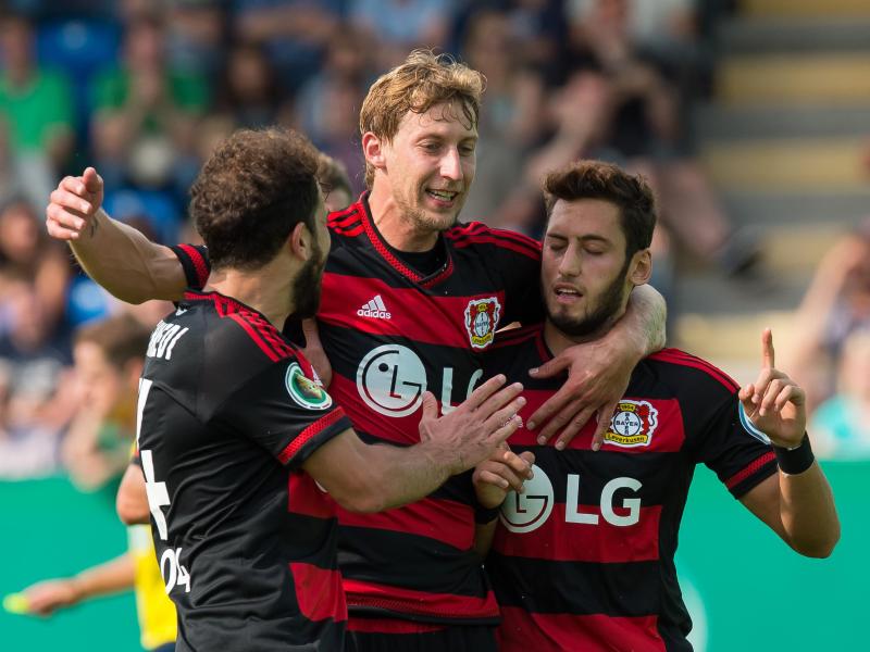 Leverkusens Hakan Calhanoglu (r) bejubelt sein Tor zum 2:0 mit Stefan Kießling (M) und Admir Mehmedi