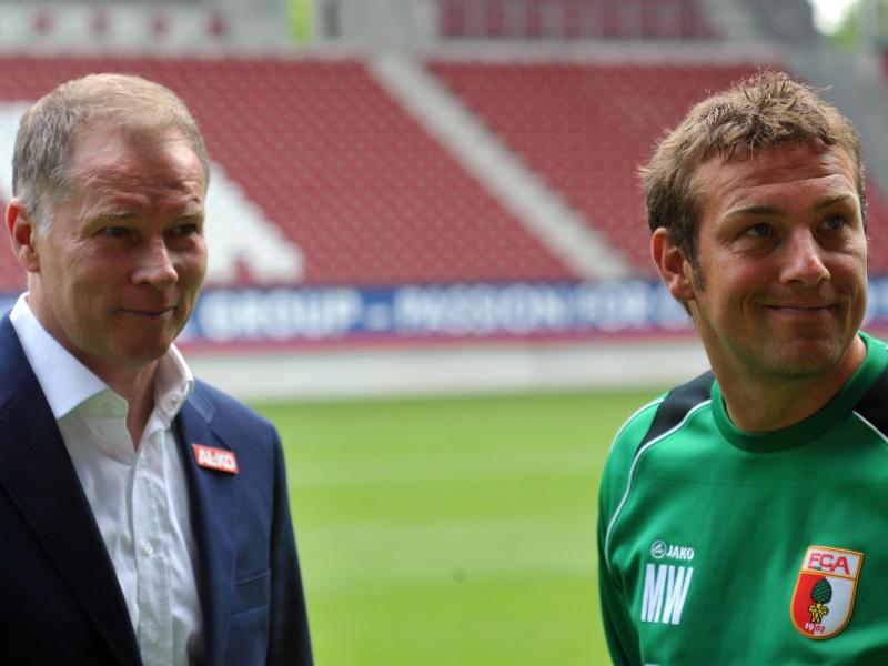 Augsburgs Sportdirektor Stefan Reuter (l) und Trainer Markus Weinzierl freuen sich auf die Europa League