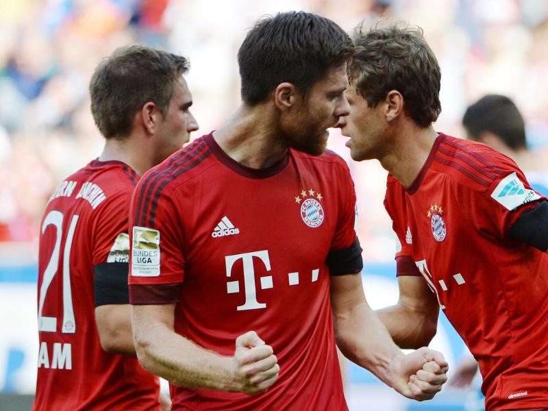 Xabi Alonso (M.) legt Wert auf das Bayern-Gefühl