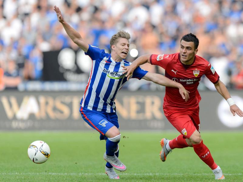 Die Berliner bangen um den Einsatz von Mitchell Weiser (l).