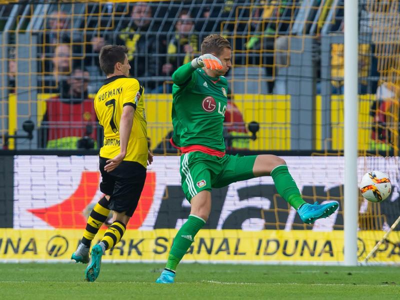 Jonas Hofmann lässt Leverkusens Torwart Bernd Leno (r) aussteigen und macht das 1:0