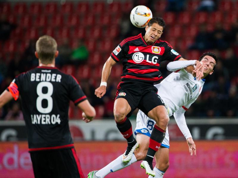 Leverkusens Chicharito gegen den Mainzer Christoph Moritz in der Luft