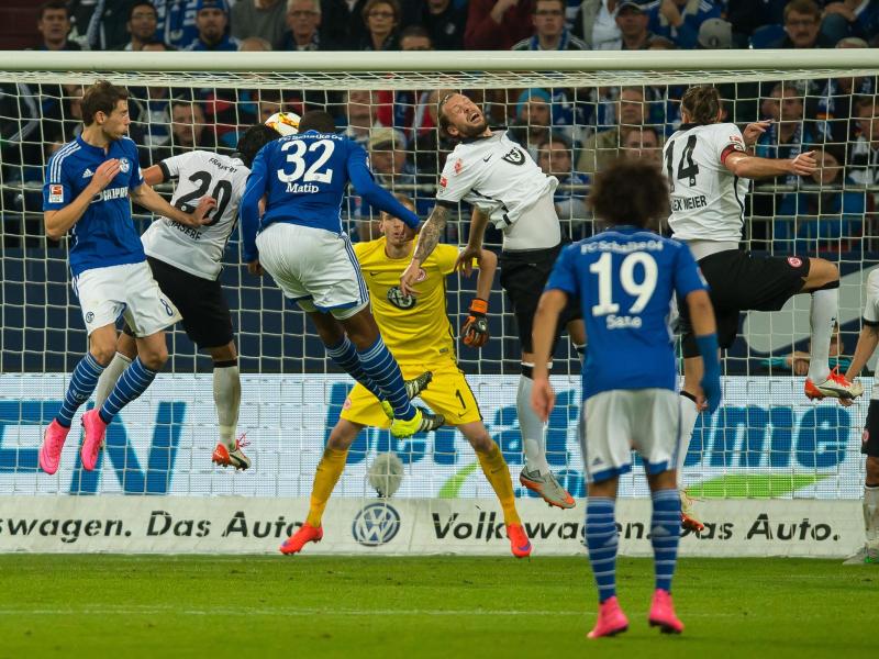 Joel Matip (M) köpft für Schalke das 1:0