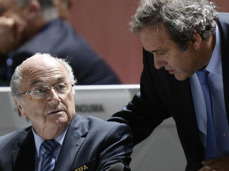 Die provisorischen Sperren für Joseph Blatter (l) und Michel Platini stürzen den Weltfußball in eine existenzielle Krise
