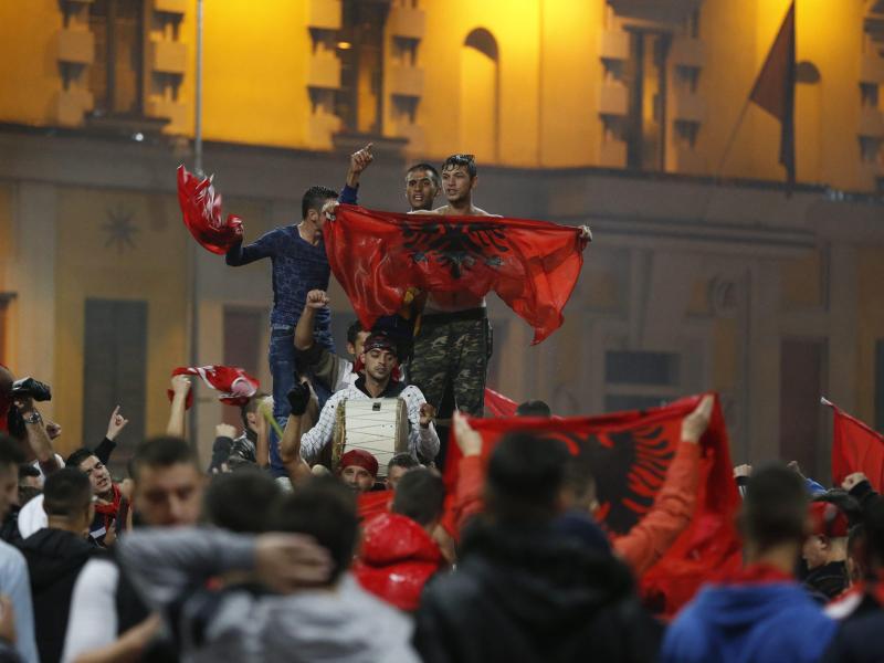 Die albanischen Fans feiern in Tirana die EM-Qualifikation