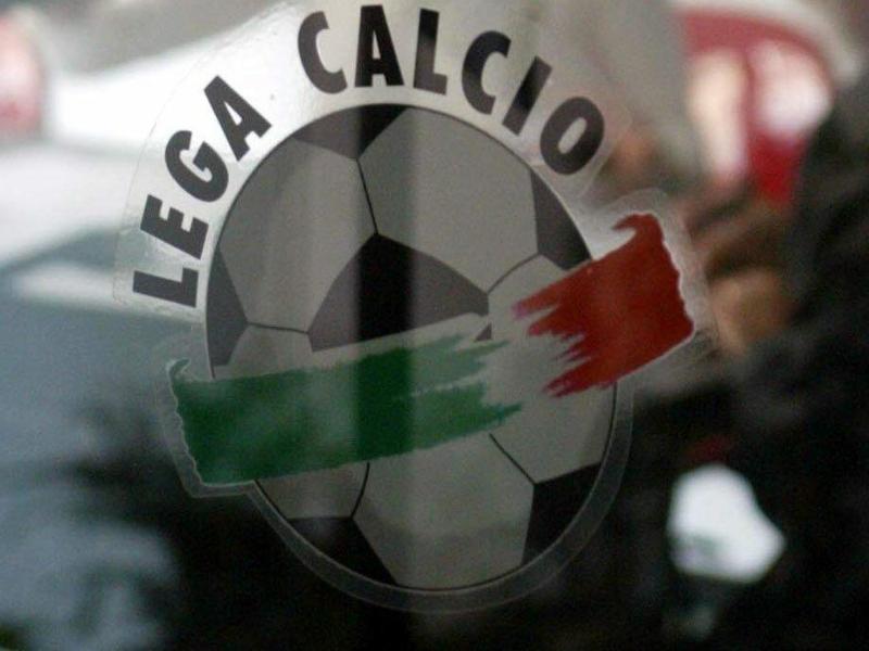 Nach Medien wurden Büros mehrerer italienischer Erst- und Zweitligisten und des Ligaverbandes durchsucht