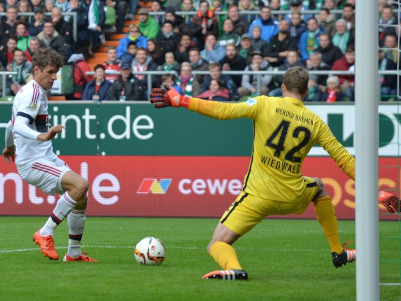 Bayern-Stürmer Thomas Müller (l.) blieb vor dem Werder-Tor cool