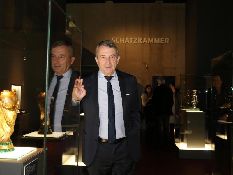 Der deutsche Fußball-Bund hat mögliche Rückzugsaufforderungen der Landesverbände an Wolfgang Niersbach dementiert Der deutsche Fußball-Bund hat mögliche Rückzugsaufforderungen der Landesverbände an Wolfgang Niersbach dementiert