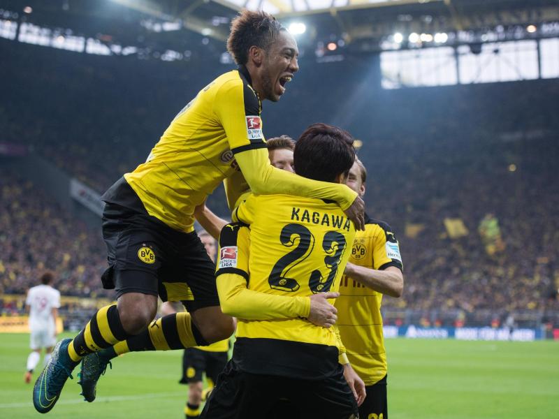 Dortmunds Pierre-Emerick Aubameyang (l.) erzielte gegen Augbsurg drei Tore