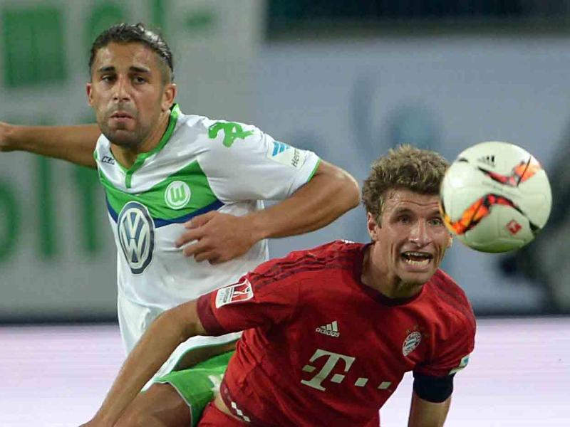 Der Wolfsburger Ricardo Rodriguez (l.) und Münchens Thomas Müller kämpfen um den Ball