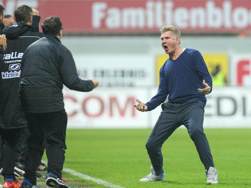 Will auch im Pokal jubeln: Paderborns Trainer Stefan Effenberg
