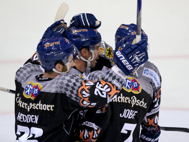 Die Straubing Tigers bekommen in ihrer Jubel-Traube mit Verteidiger Austin Madaisky einen Neuzugang