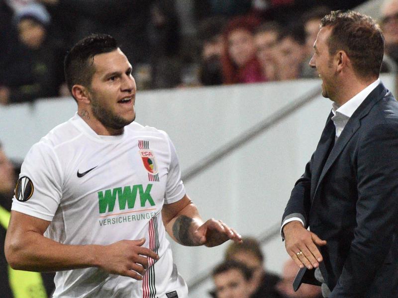 Augsburgs Raul Bobadilla (l) jubelt mit Trainer Markus Weinzierl