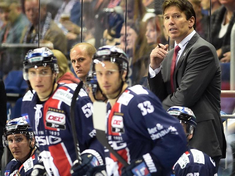 Trainer Uwe Krupp (r) musste mit den Eisbären das Aus in der Champions League hinnehmen