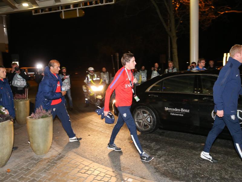 Auch das niederländische Team erfuhr die Nachricht der Spielabsage auf dem Weg zum Stadion